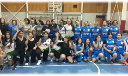 Partido amistoso de basquetbol en el gimnasio Colegio Padre Hurtado